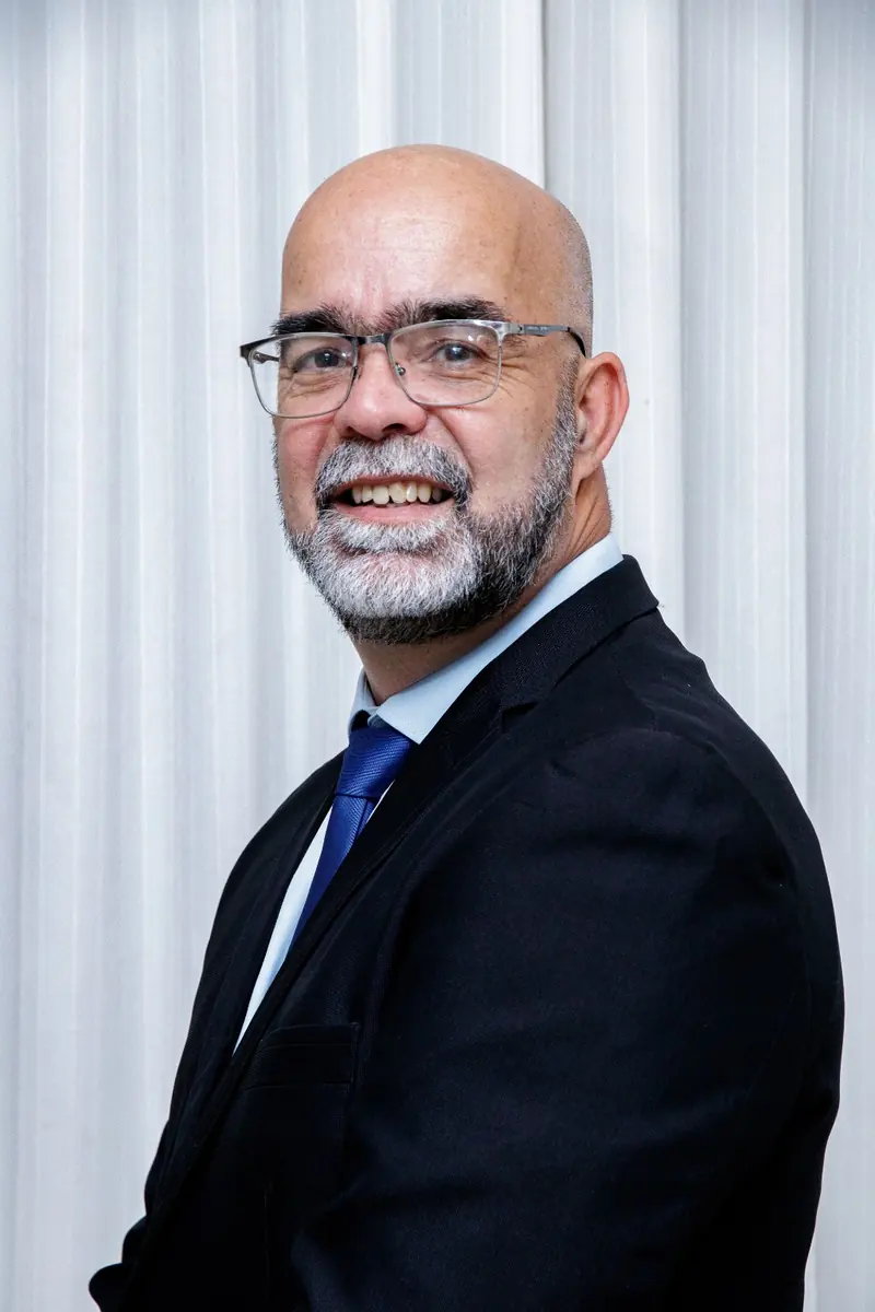 Wanderson Machado em retrato profissional, de camisa social e gravata
